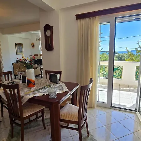 Annie's Summer House *